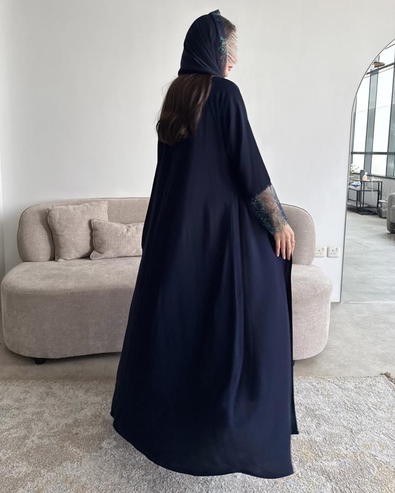 Z383 / قماش كريب ناعم كحلي مع تدخيلة تانتيل ملون عالكم والطرحة