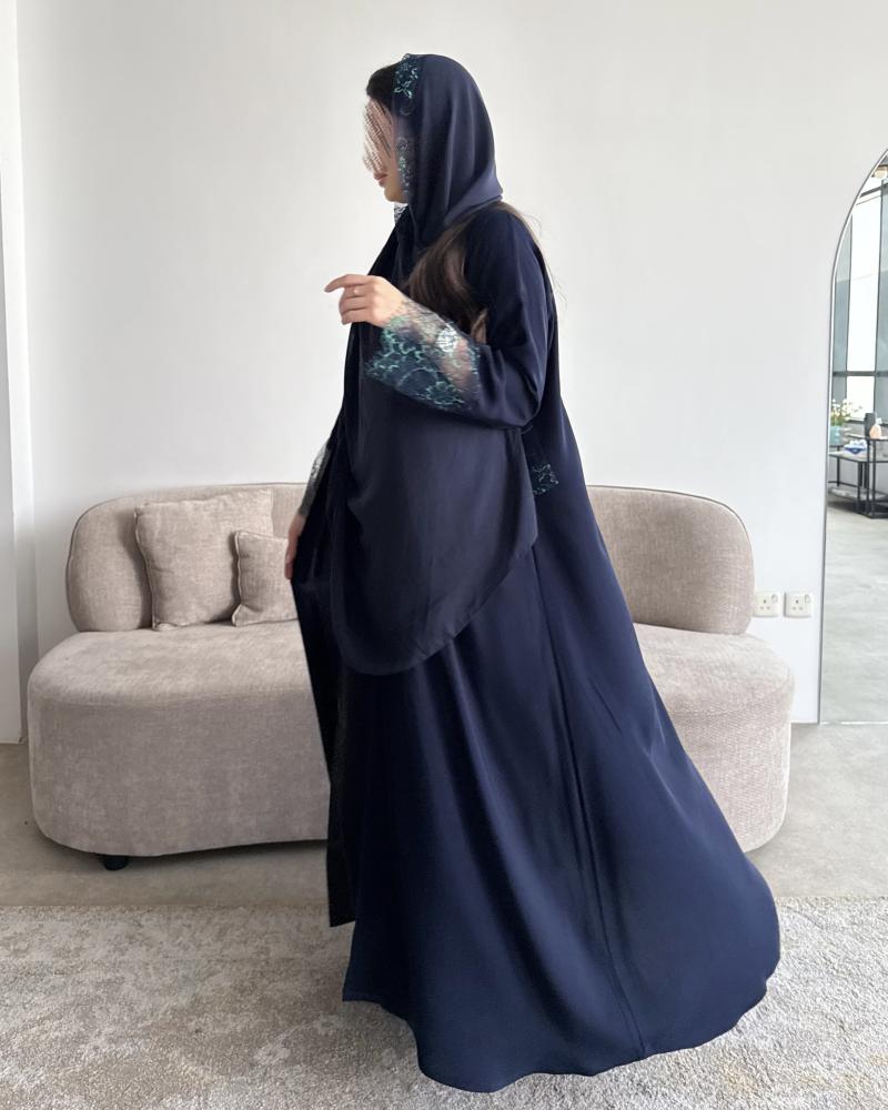 Z383 / قماش كريب ناعم كحلي مع تدخيلة تانتيل ملون عالكم والطرحة