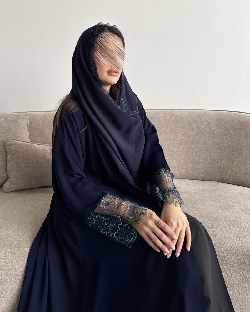 Z383 / قماش كريب ناعم كحلي مع تدخيلة تانتيل ملون عالكم والطرحة