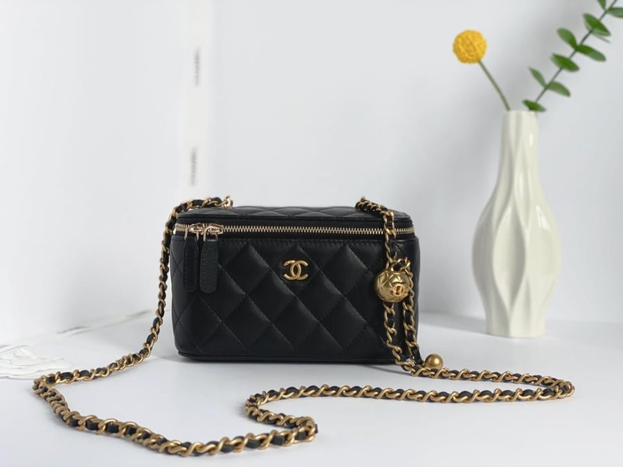 شنطة شانيل Vanity Case ميني - إصدار الكرة الذهبية (Golden Ball)