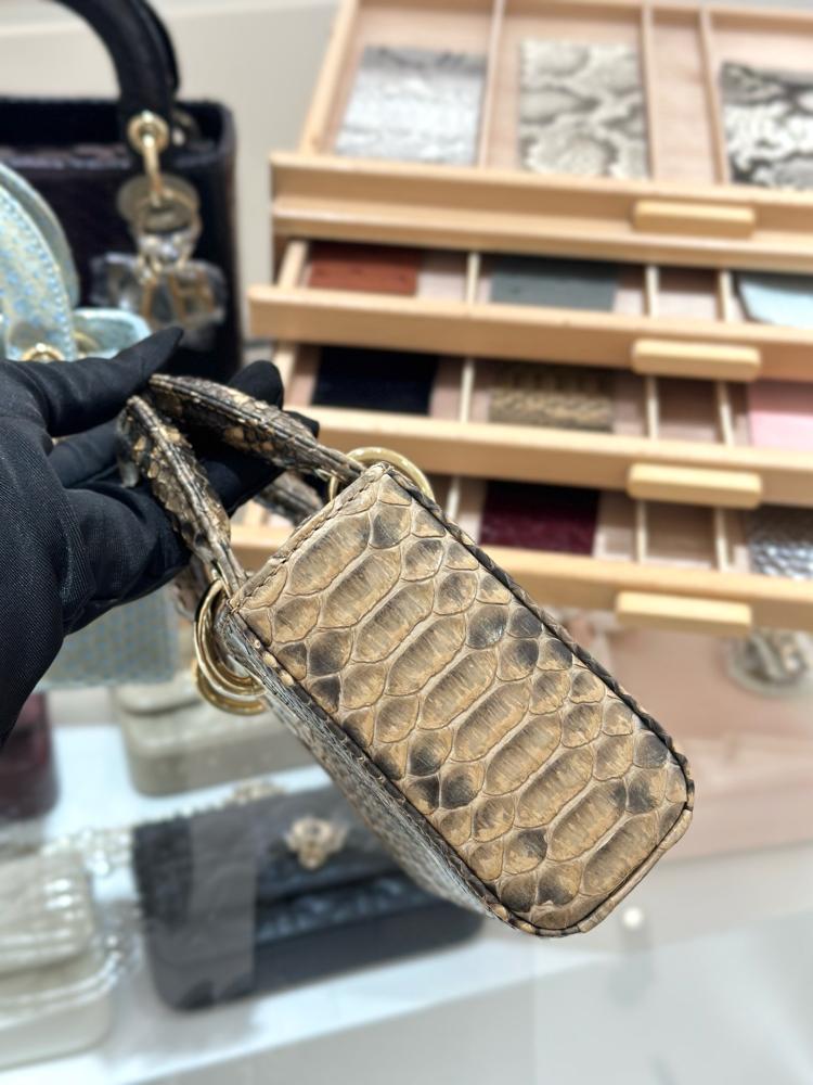 شنطة  بايثون 22cm