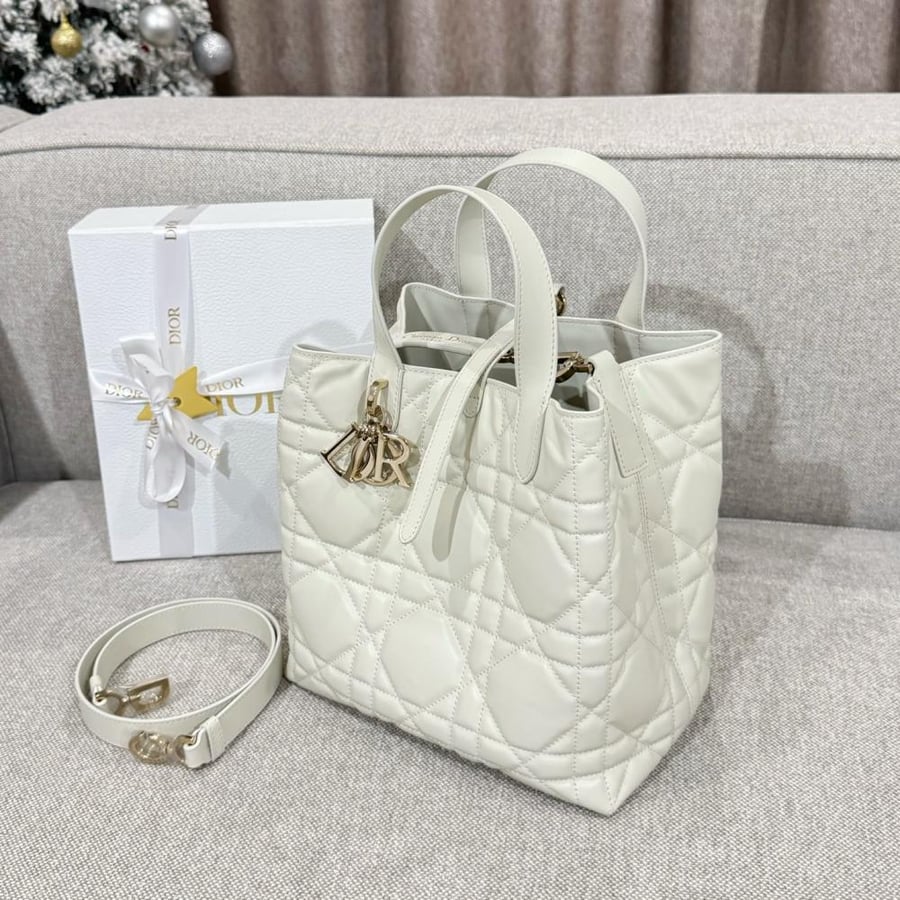 شنطة ديور توجور (Dior Toujours) ميديوم - جلد طبيعي