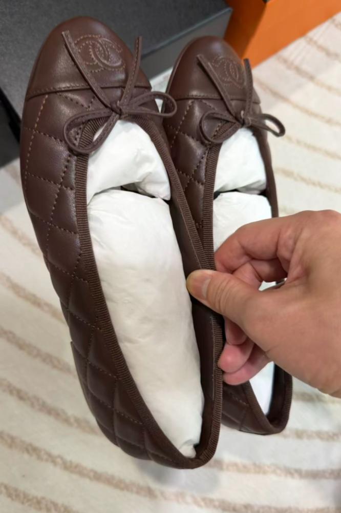 فلات شانيل بني غامق