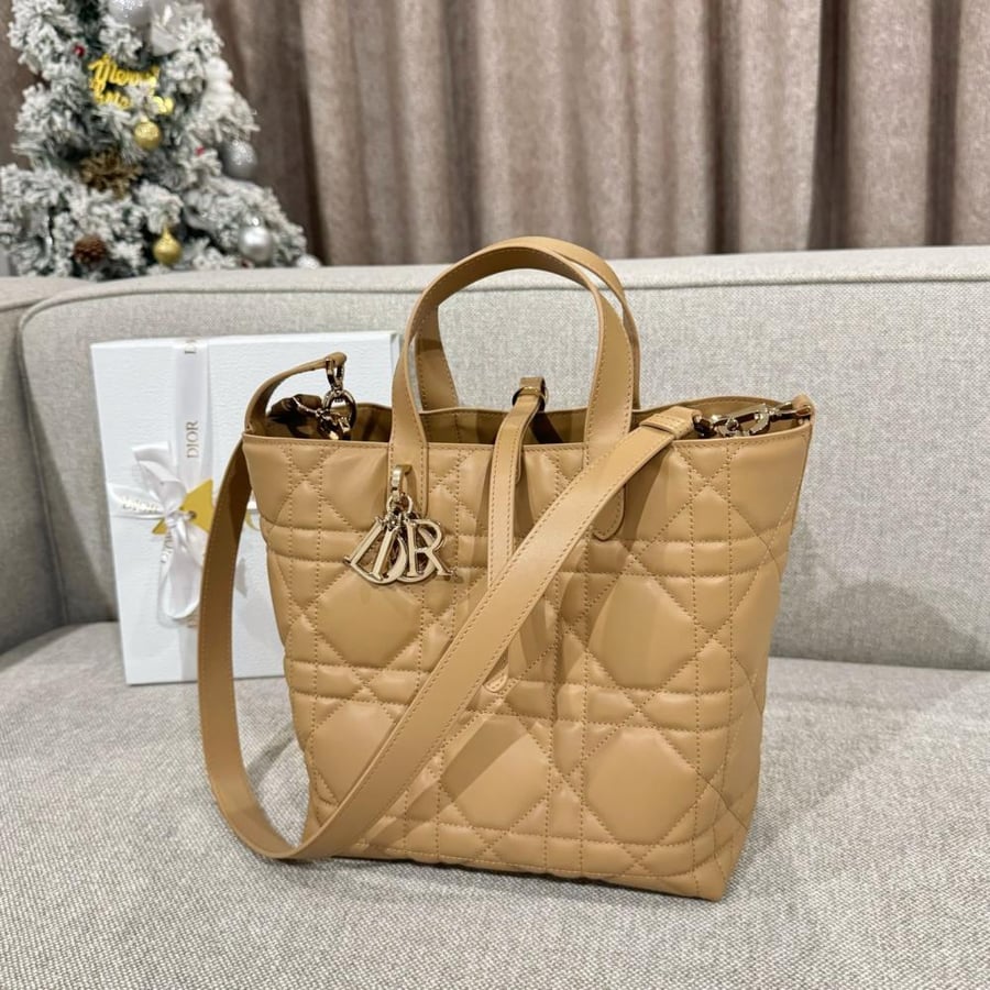 شنطة ديور توجور (Dior Toujours) ميديوم - جلد طبيعي