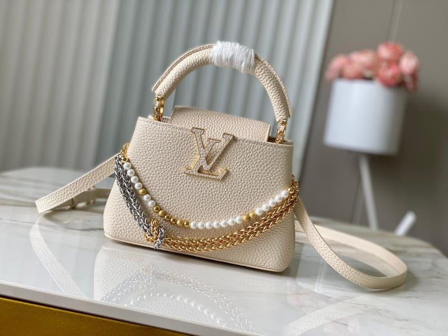 شنطة  لوي فيتون كريمي Capucines Mini