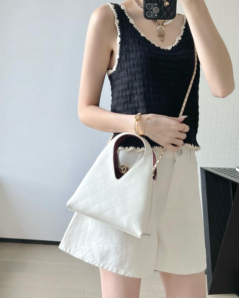 شنطة شانيل هوبو ابيض 23cm