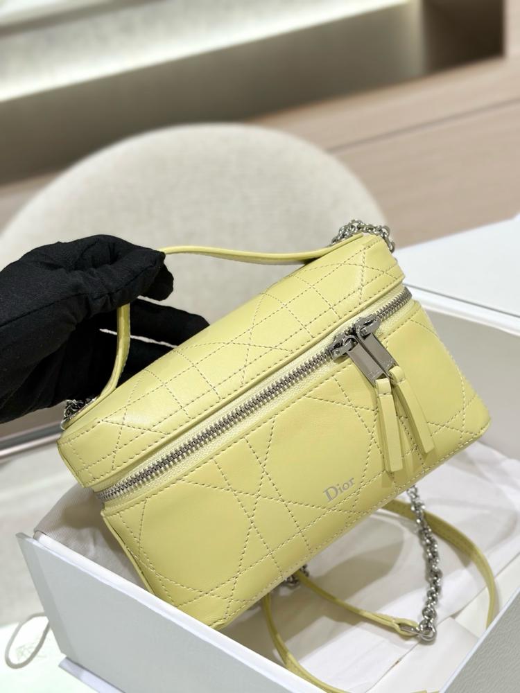 شنطة ديور فانيتي اصفر 19cm