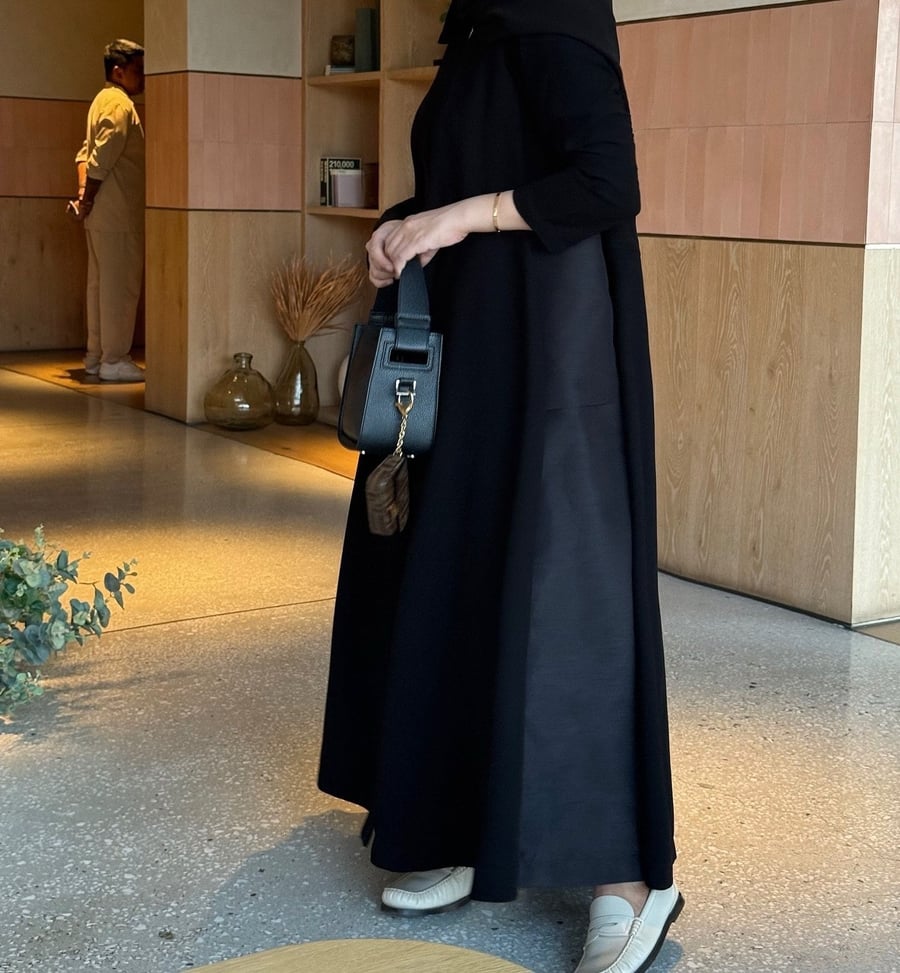 عبايات سوداء