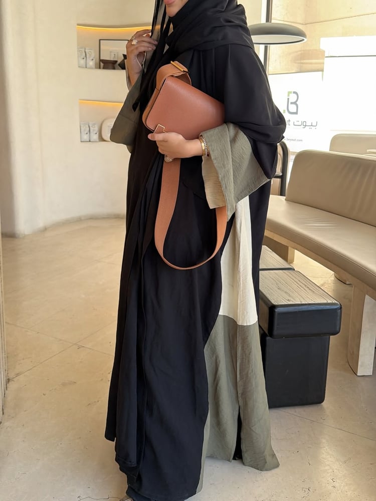 عبايات ملونة