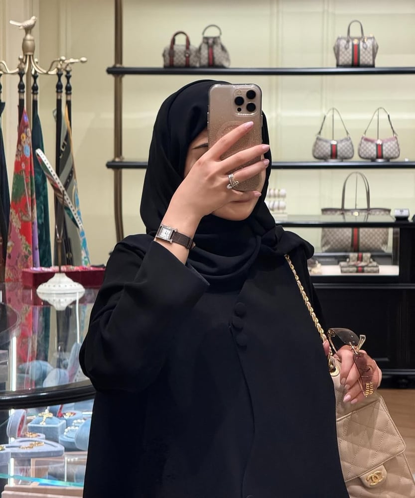 عبايات سوداء