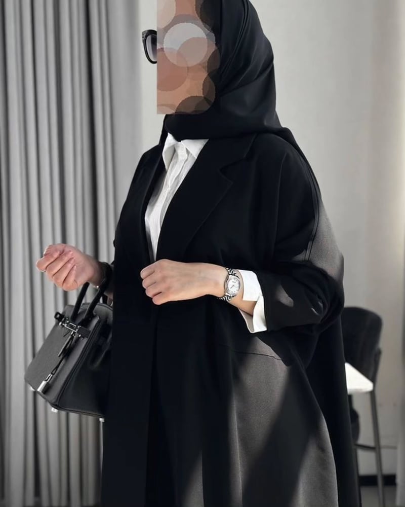 عبايات سوداء