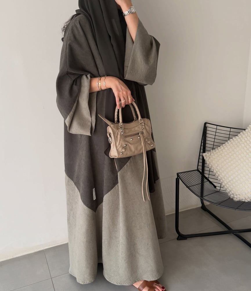 عبايات ملونة