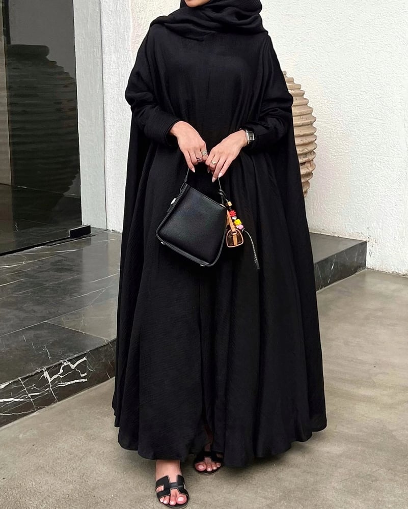 عبايات سوداء