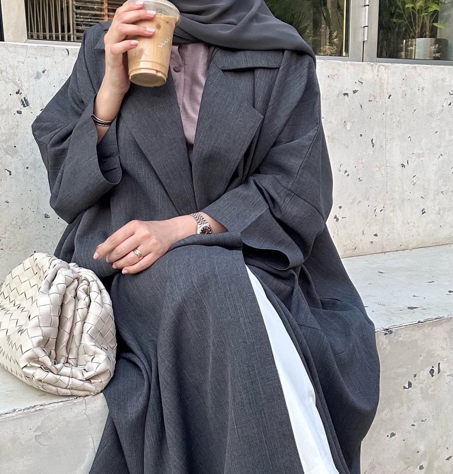عبايات ملونة