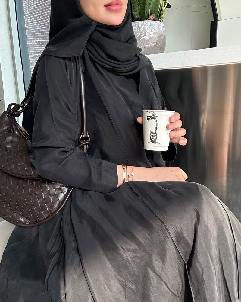 عبايات ملونة