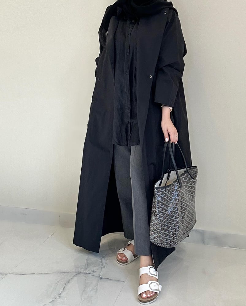 عبايات سوداء