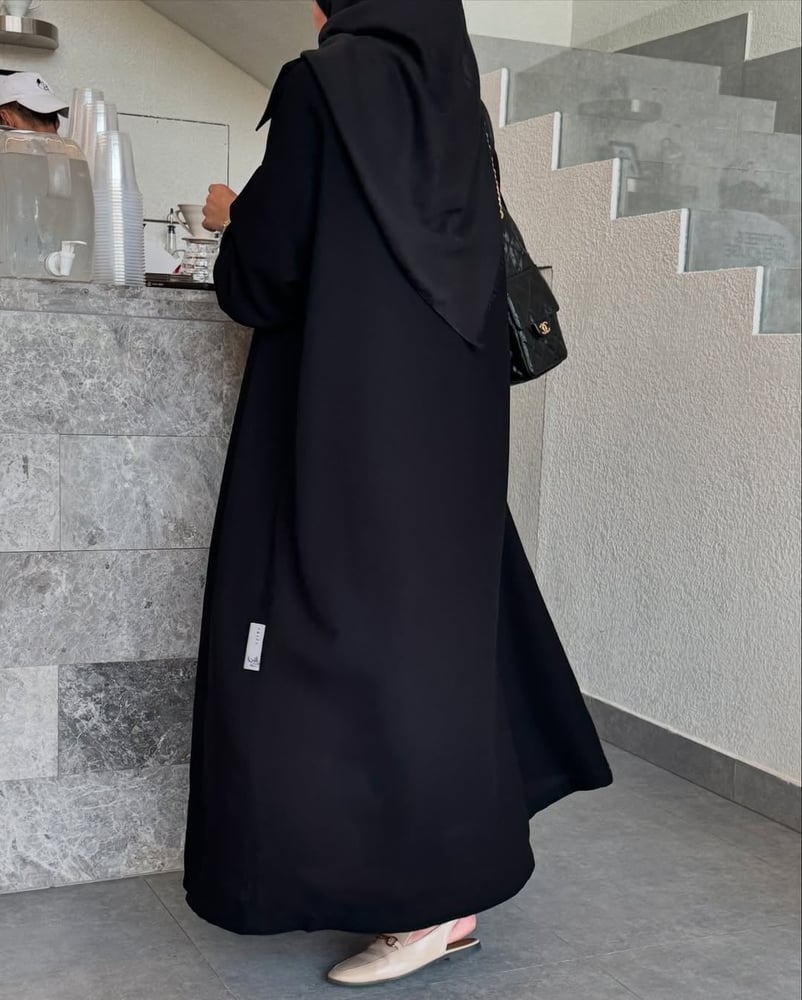 عبايات سوداء