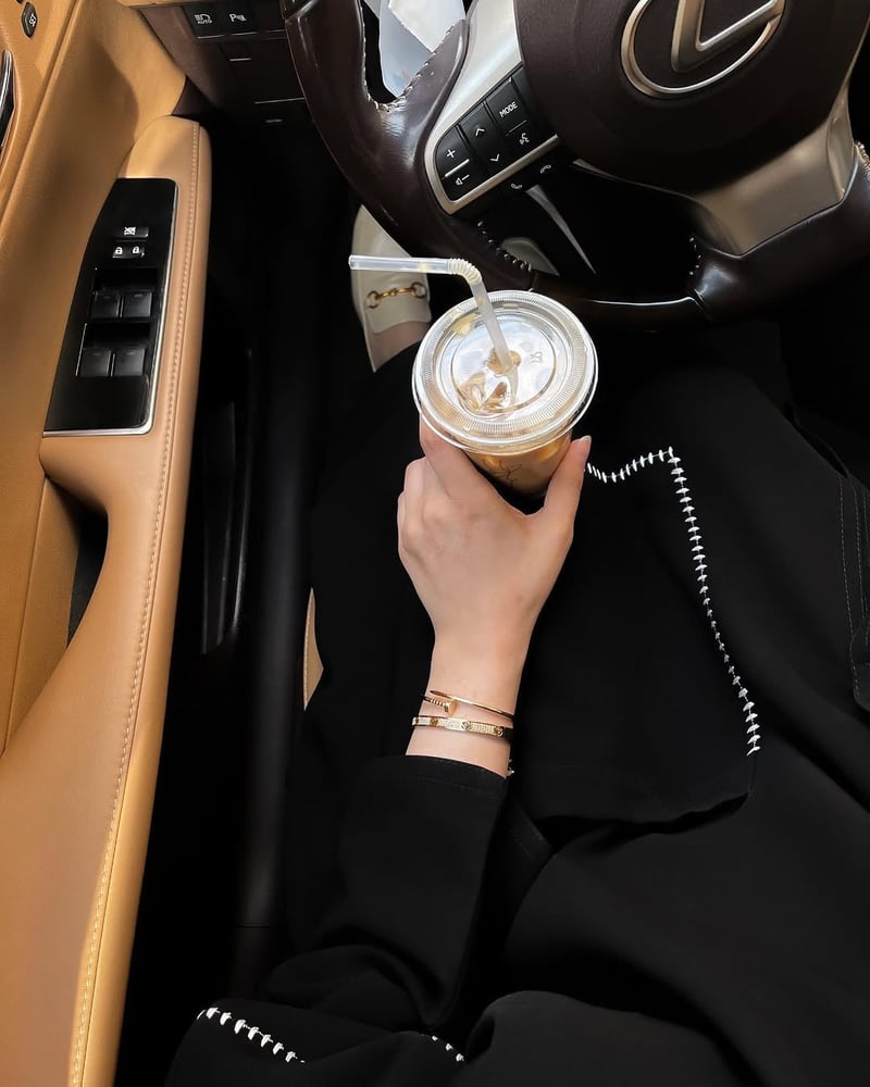 عبايات سوداء