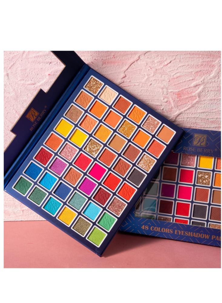 Eye shadows 49 multi-colored shades with various effects between shiny and matte, amazing on all eye colors and skin tones.