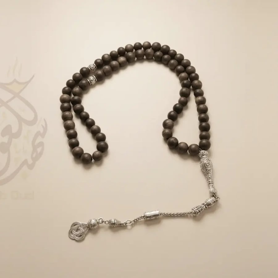سبحة نادرة مصنوعة من خشب العود الطبيعي ومطعمة بدهن العود الفاخر داخل ع