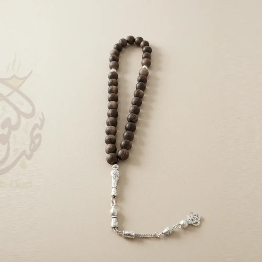 سبحة نادرة مصنوعة من خشب العود الطبيعي ومطعمة بدهن العود الفاخر داخل ع