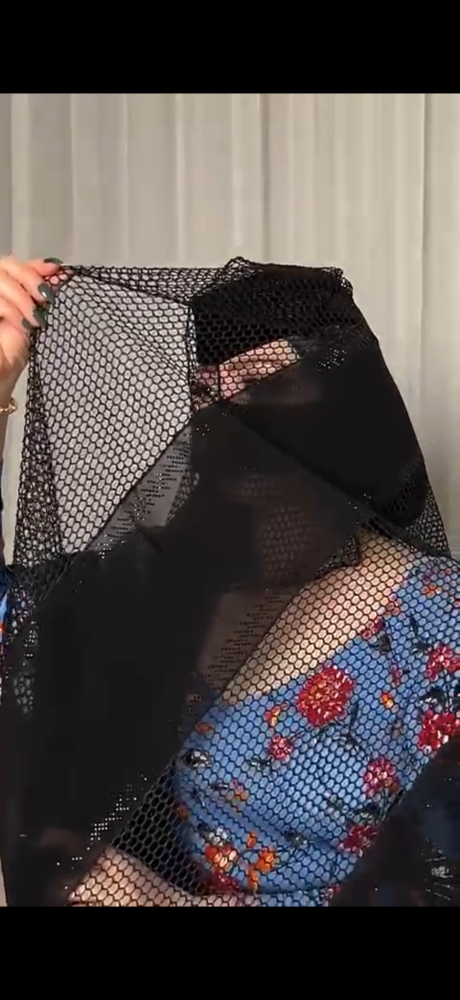 طرحه مع نقاب الموت الحمر
