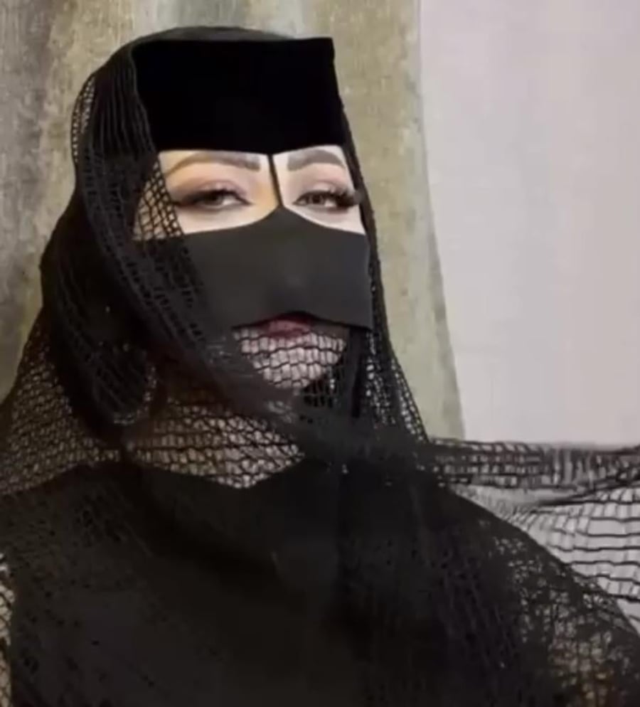 طرحه مع نقاب الموت الحمر
