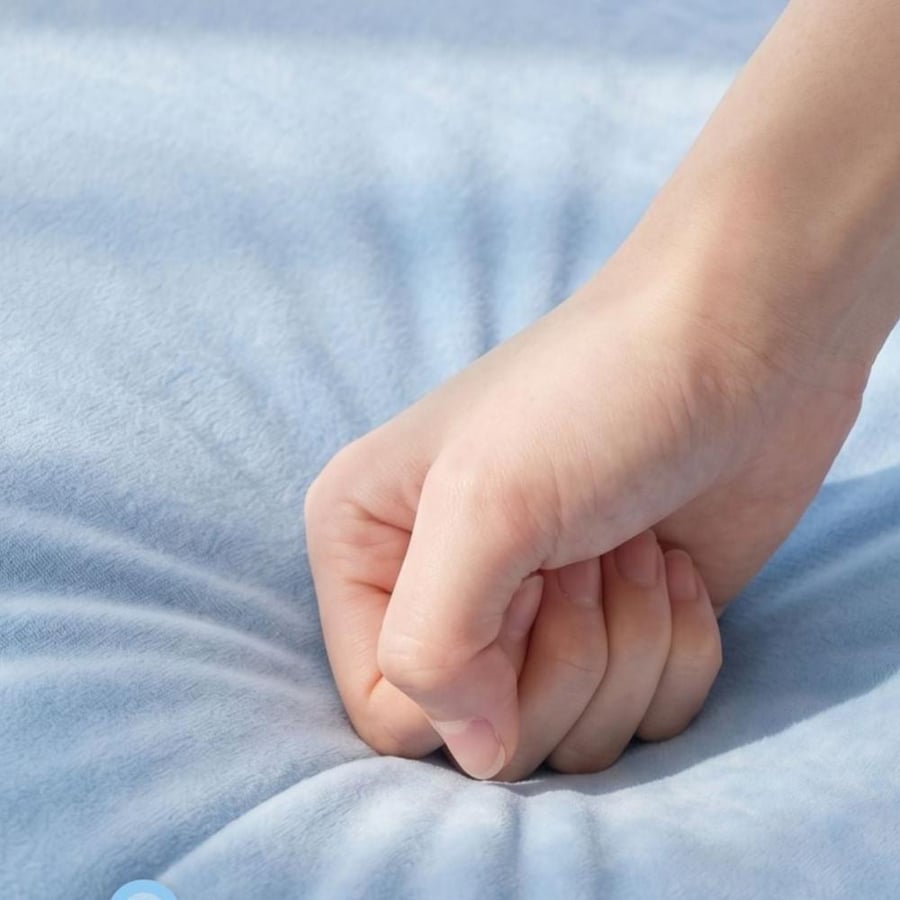 أريكة قماش مخطط باللون الأزرق – تصميم عصري مناسب للمساحات الصغيرة