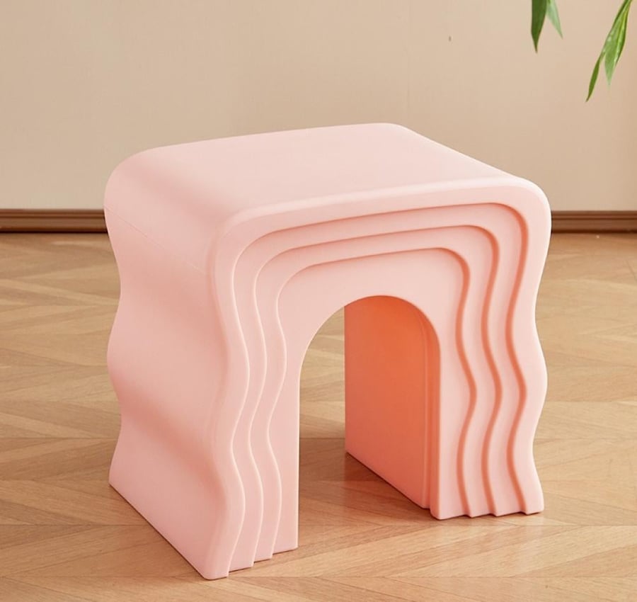طاولة قهوة جانبية بتصميم موجة