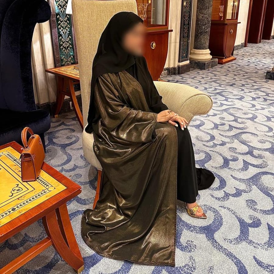 عباية صيفيه نص كلوش بلونين كريب اسود وذهبي