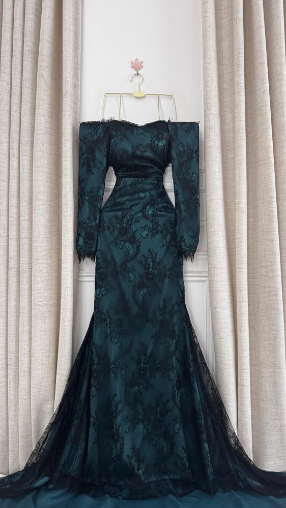 Lamis dress. Soft green lace that overflows with femininity and elegance, characterized by its delicate patterns and light touch that drapes smoothly over the figure. Its calm green color gives a feeling of freshness and sophistication, providing a soft a
