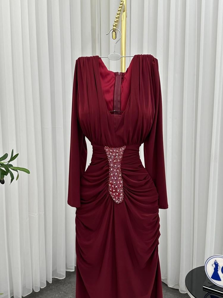 Shahad dress, Labana dress in luxurious oud color, combines elegance and softness in an attractive feminine design. It features a flowing cut that highlights the beauty of the figure, with shiny Labana fabric that adds a luxurious touch and a distinctive