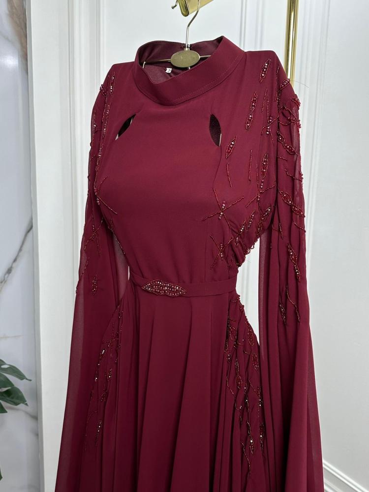 Shahad. Chiffon dress in an enchanting oud color that combines elegance and femininity with a soft and attractive style. It features a flowing cut that gently drapes over the figure, with light chiffon layers that add a dreamy movement with every step. Th
