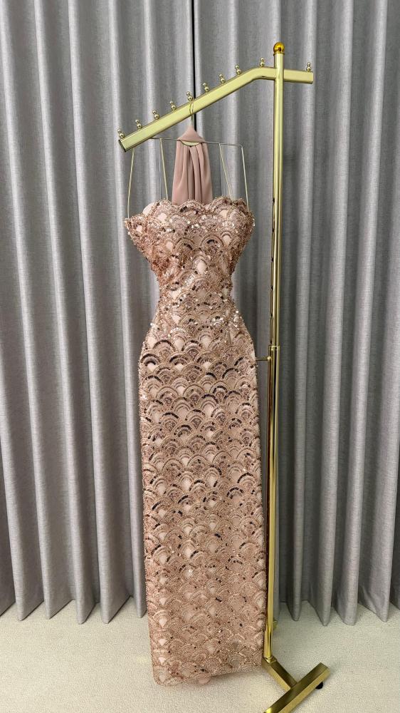 Nawal dress. Elegant sequin dress that grabs attention with its dazzling shine and luxurious details. It comes with fabric fully covered with shiny sequin beads that reflect light attractively, giving you a sparkling look with every step. It features a fl