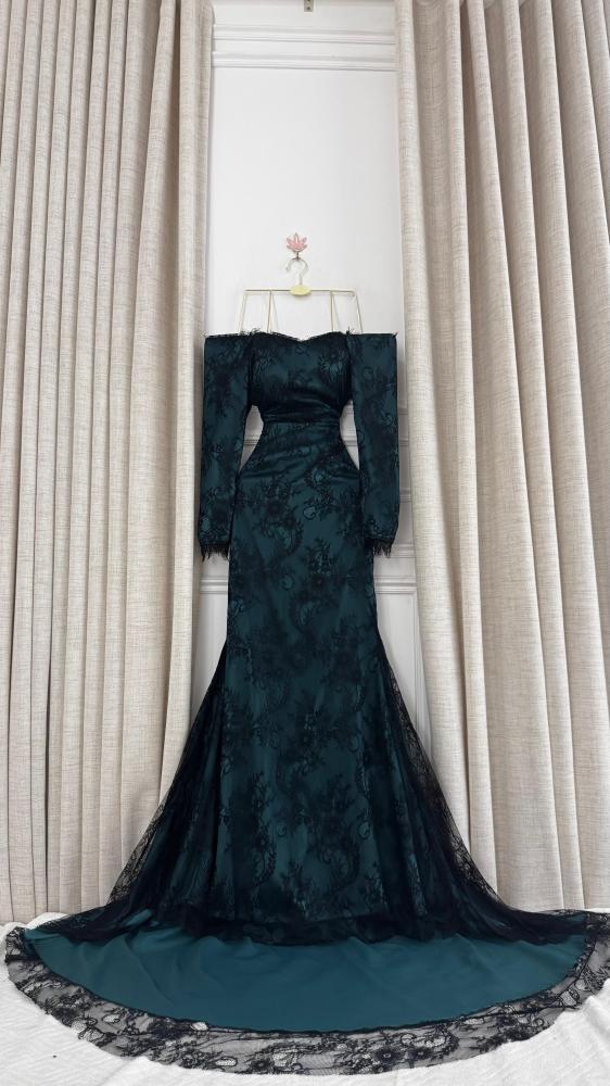 Lamis dress. Soft green lace that overflows with femininity and elegance, characterized by its delicate patterns and light touch that drapes smoothly over the figure. Its calm green color gives a feeling of freshness and sophistication, providing a soft a