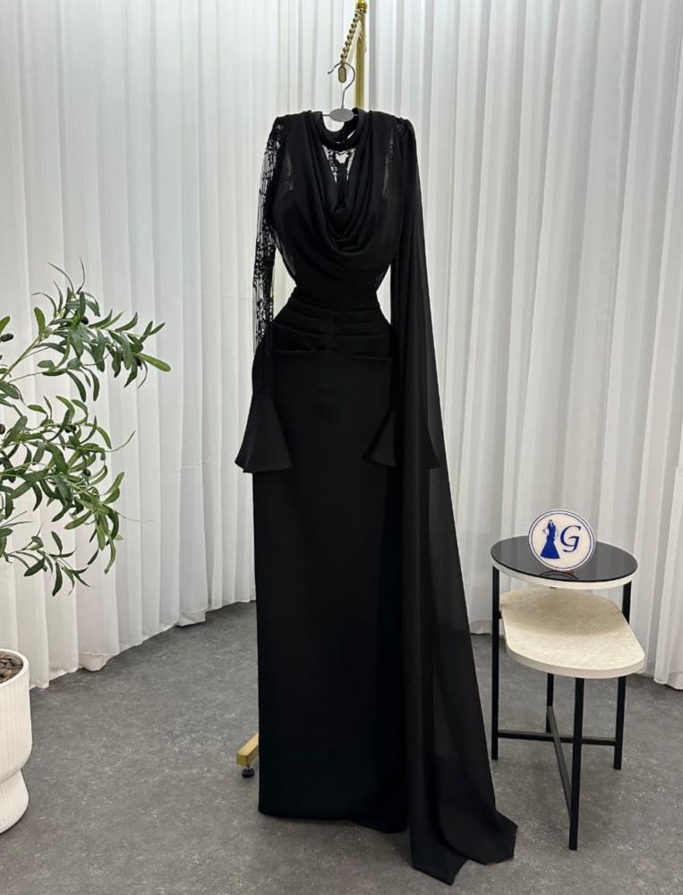 Ruin dress. Black lace dress with a luxurious Barbie cut, combining royal elegance and refined details to give you a charming feminine look that captures attention.