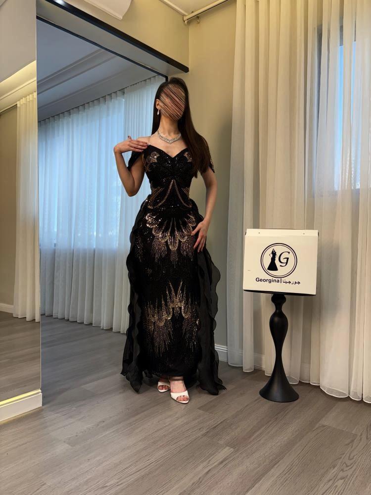 Hanoof. A black dress with luxurious embroidery and a luxurious shine that highlights you with an unforgettable stunning look
