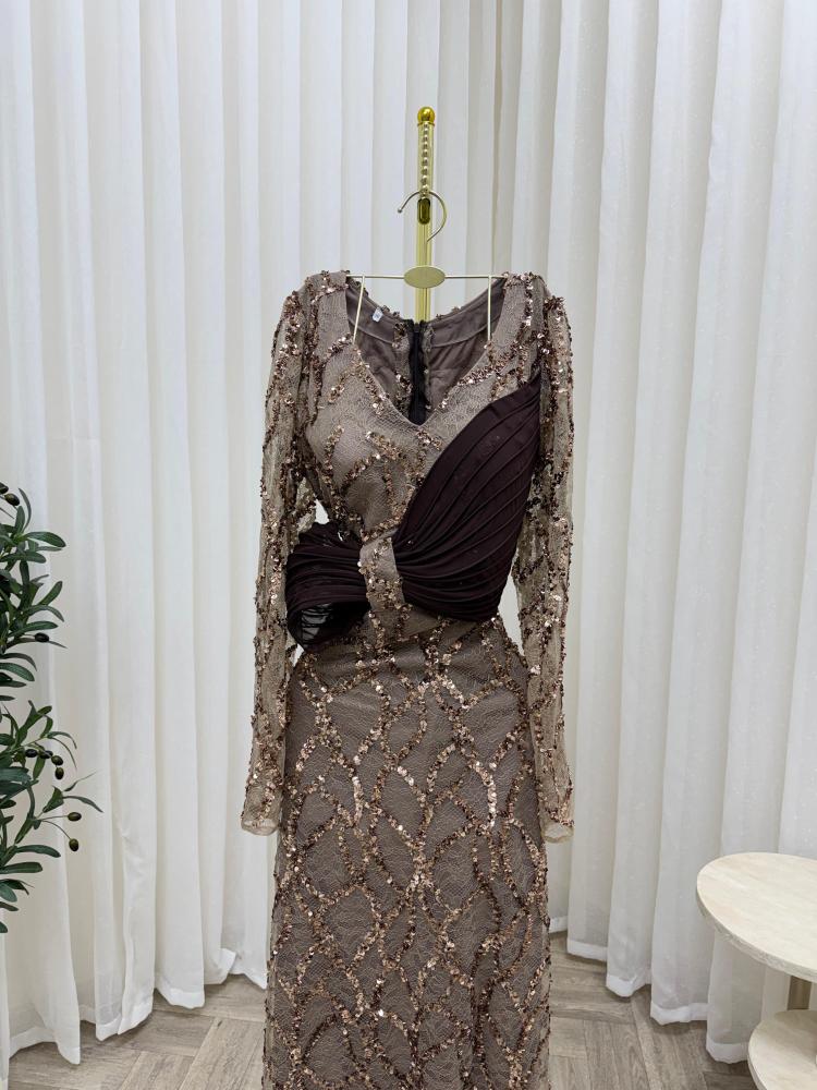 Dallah dress. A luxurious brown sequin dress that attracts attention with its warm sparkle and the elegance of its deep color. Decorated with shiny sequins that reflect light attractively, with a flowing feminine cut that highlights the beauty of the figu