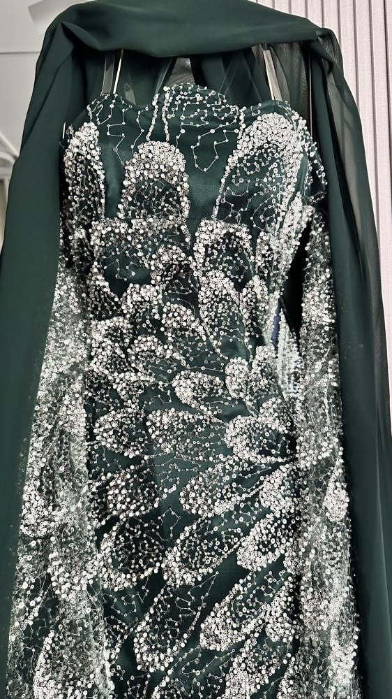 Jumana a luxurious green dress with shiny embroidery and an attractive feminine cut with an elegant hijab… a sophisticated look that captures attention.