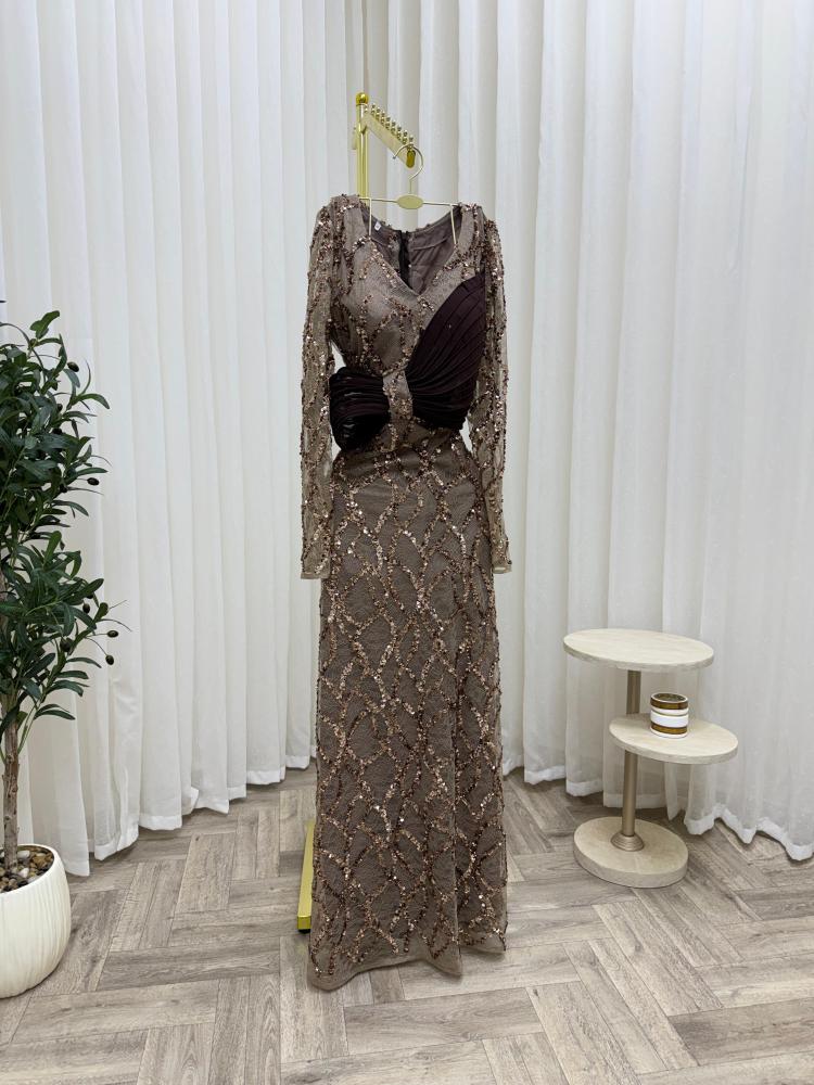 Dallah dress. A luxurious brown sequin dress that attracts attention with its warm sparkle and the elegance of its deep color. Decorated with shiny sequins that reflect light attractively, with a flowing feminine cut that highlights the beauty of the figu