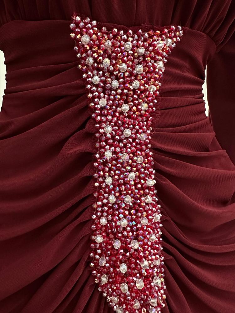 Shahad dress, Labana dress in luxurious oud color, combines elegance and softness in an attractive feminine design. It features a flowing cut that highlights the beauty of the figure, with shiny Labana fabric that adds a luxurious touch and a distinctive