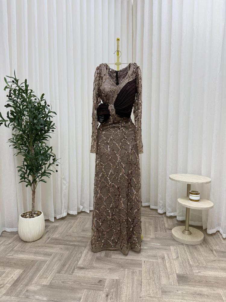 Dallah dress. A luxurious brown sequin dress that attracts attention with its warm sparkle and the elegance of its deep color. Decorated with shiny sequins that reflect light attractively, with a flowing feminine cut that highlights the beauty of the figu