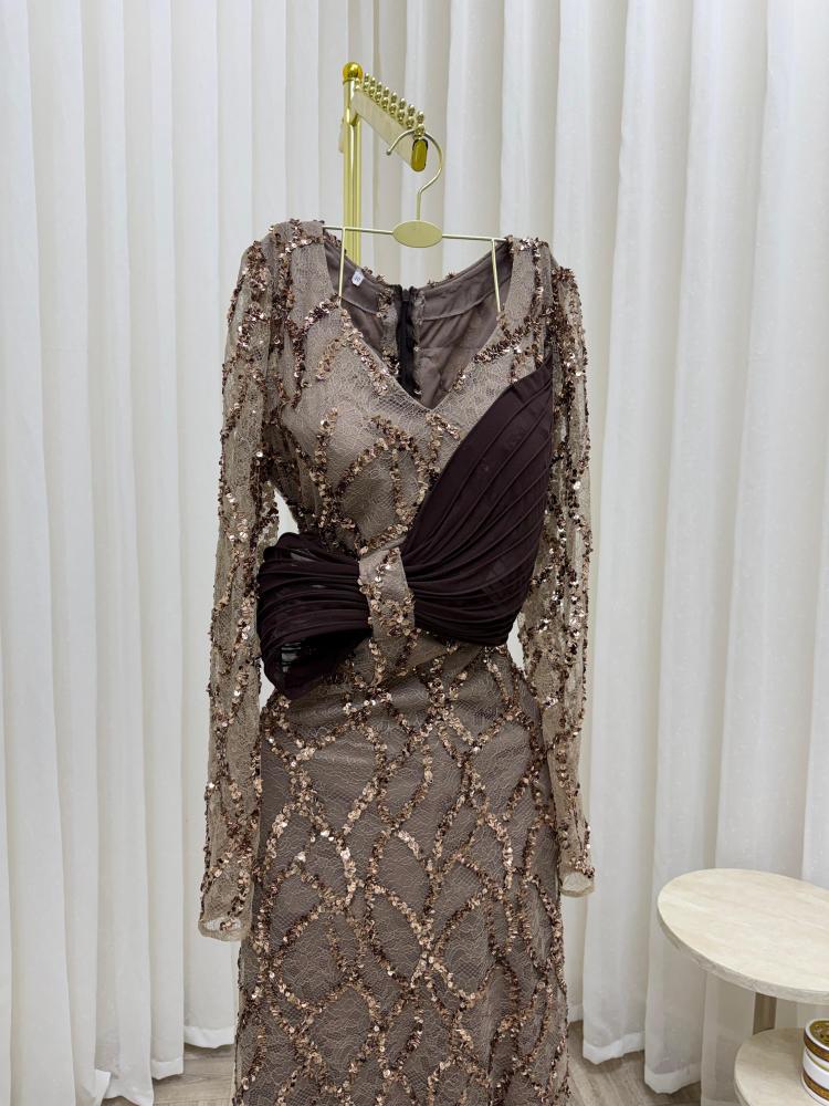 Dallah dress. A luxurious brown sequin dress that attracts attention with its warm sparkle and the elegance of its deep color. Decorated with shiny sequins that reflect light attractively, with a flowing feminine cut that highlights the beauty of the figu