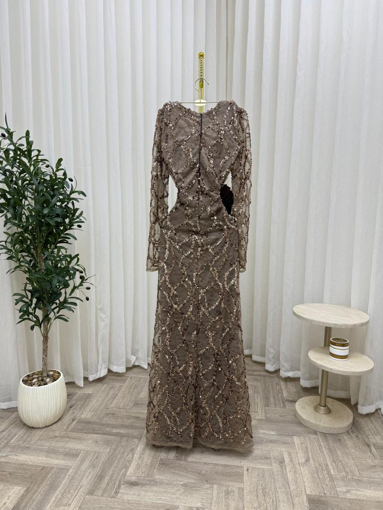 Dallah dress. A luxurious brown sequin dress that attracts attention with its warm sparkle and the elegance of its deep color. Decorated with shiny sequins that reflect light attractively, with a flowing feminine cut that highlights the beauty of the figu