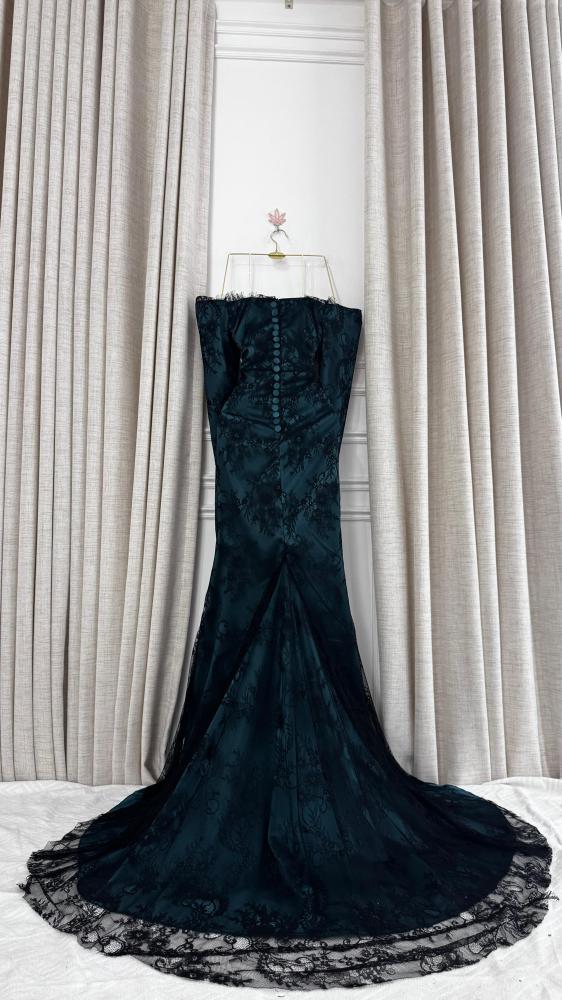 Lamis dress. Soft green lace that overflows with femininity and elegance, characterized by its delicate patterns and light touch that drapes smoothly over the figure. Its calm green color gives a feeling of freshness and sophistication, providing a soft a