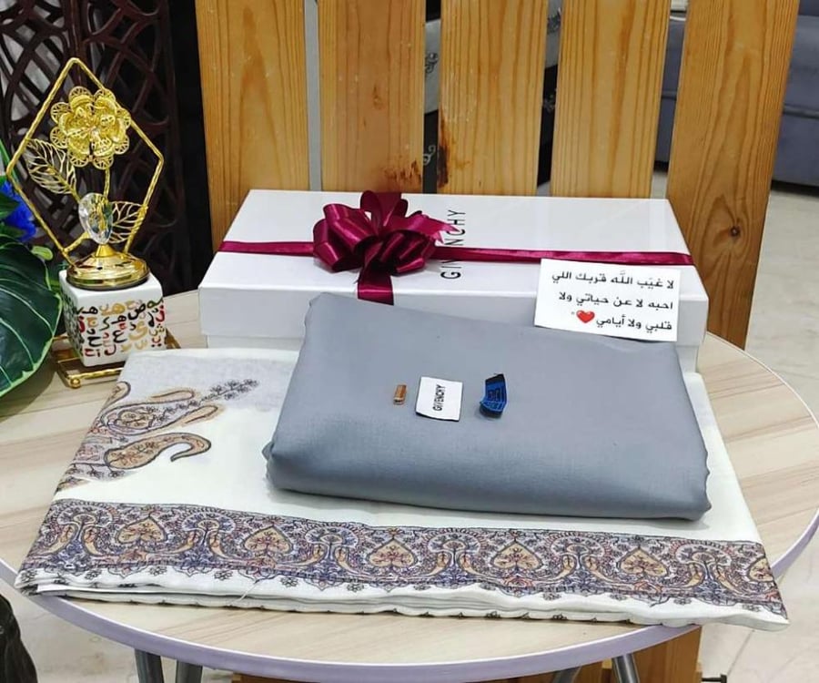 هدايا رجاليه قماش  ثوب مع شال كشميري مطرز مع تغليف