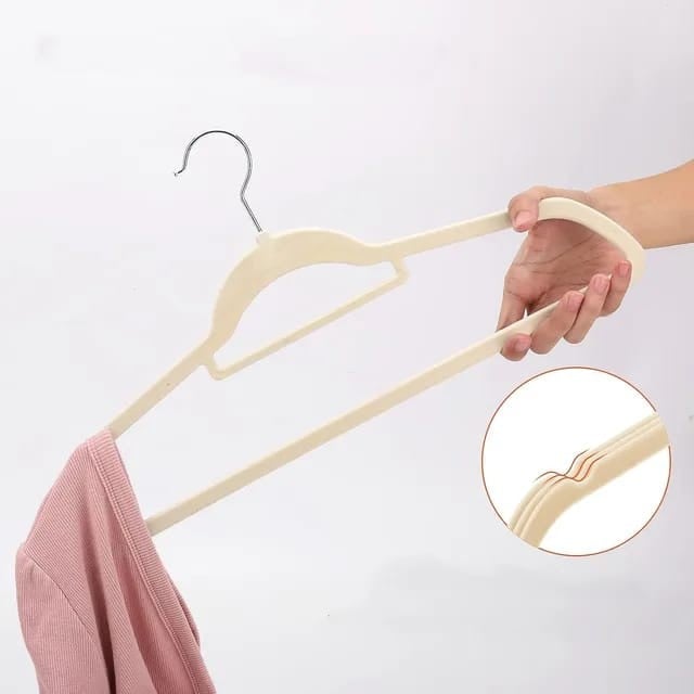 علاقة ملابس مخمل بيج (12 حبه)