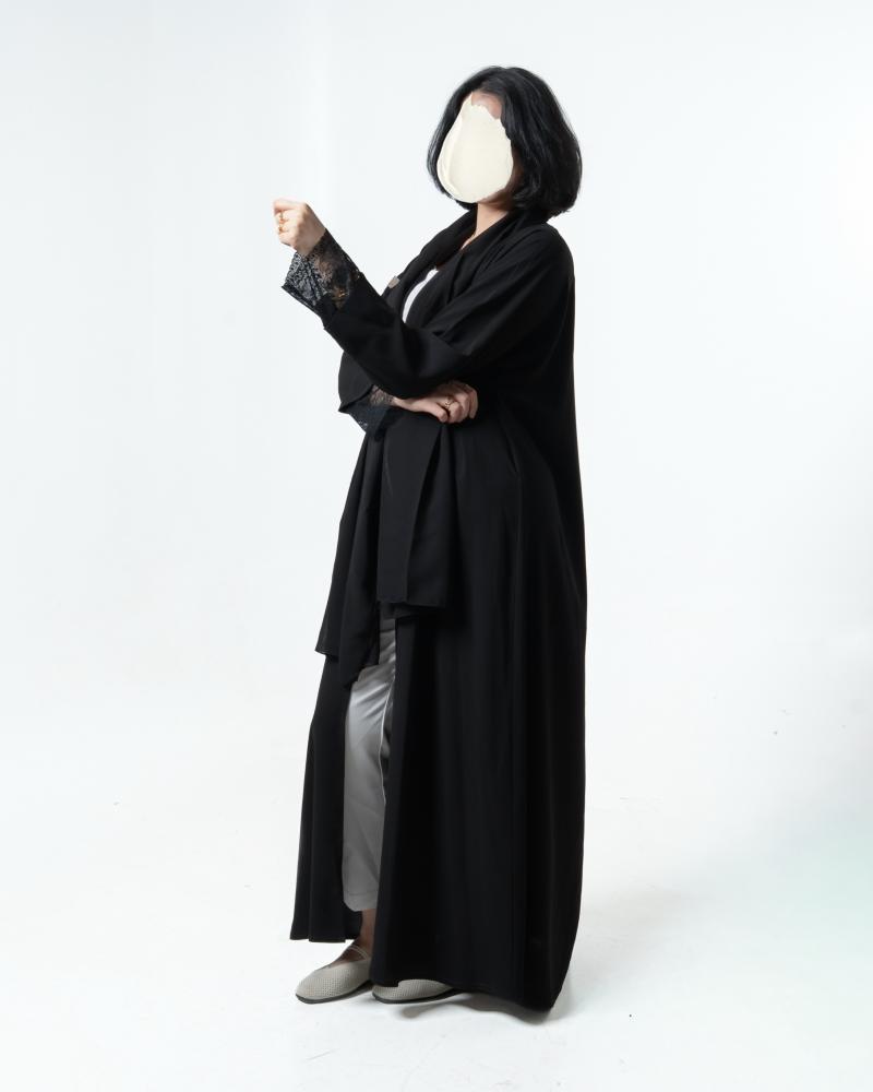 عباية كريب اسود اكمام دانتيل