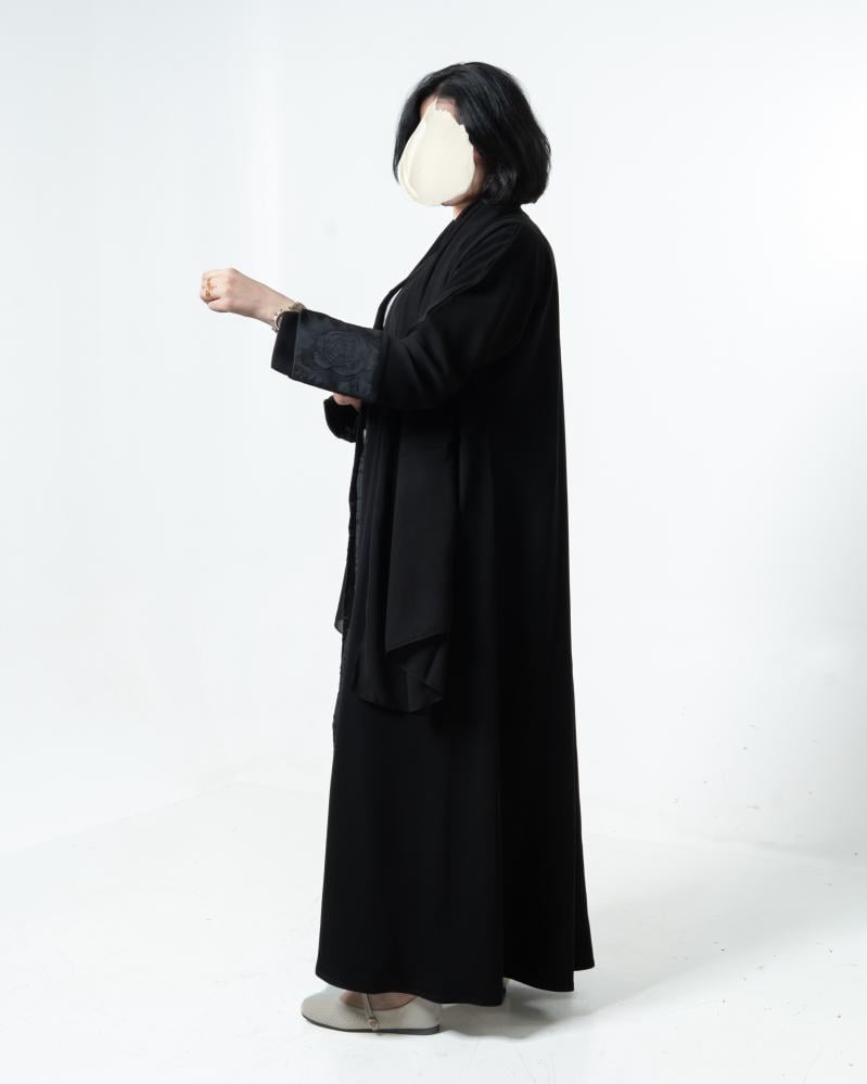 كريب اسود فاحم مع تفتة