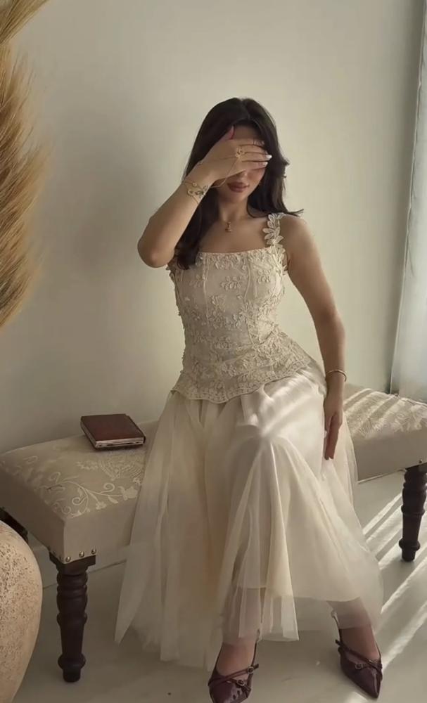 Elegant evening dress with soft tulle